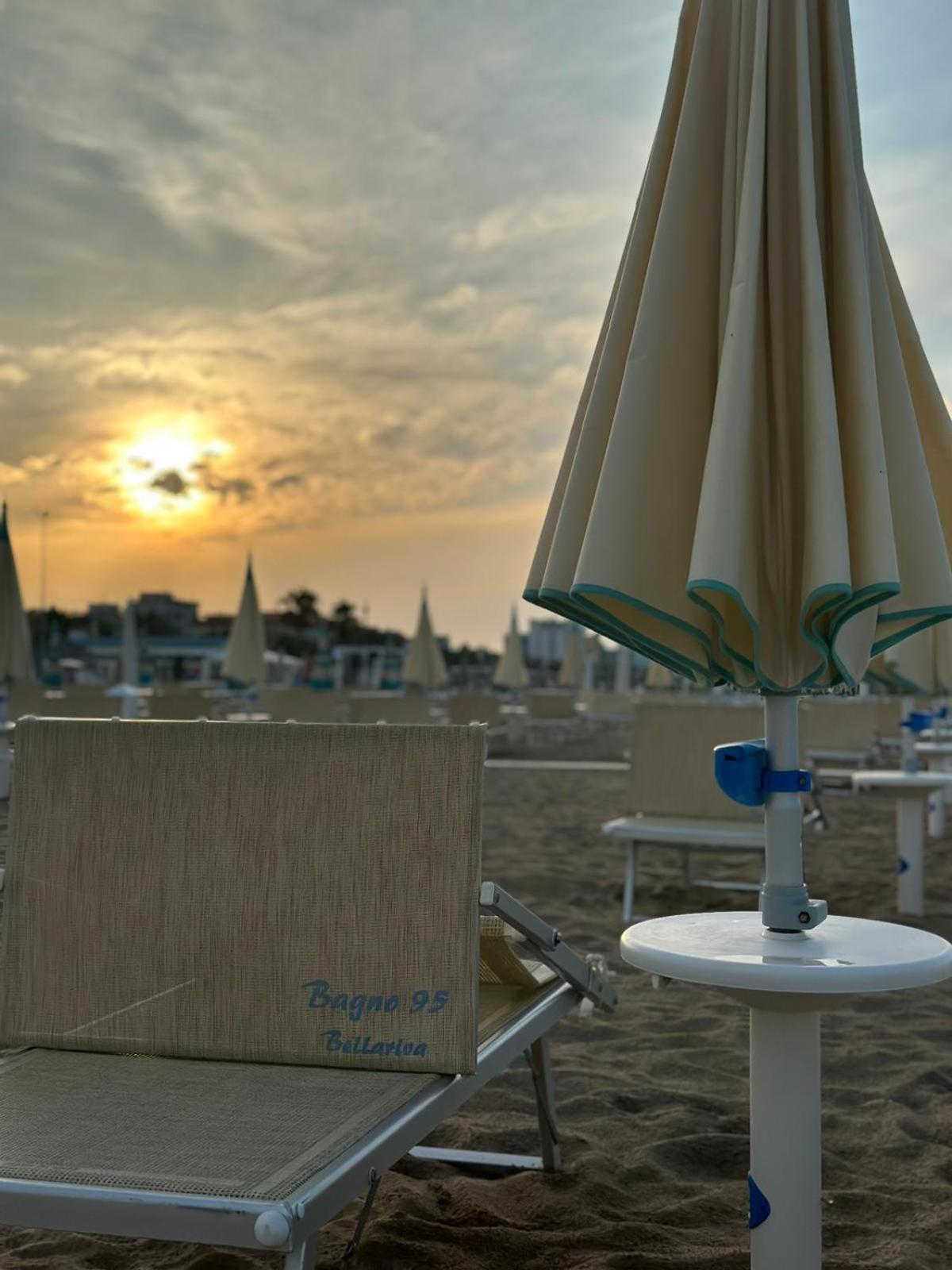 Hotel Neyra Beach 里米尼 外观 照片