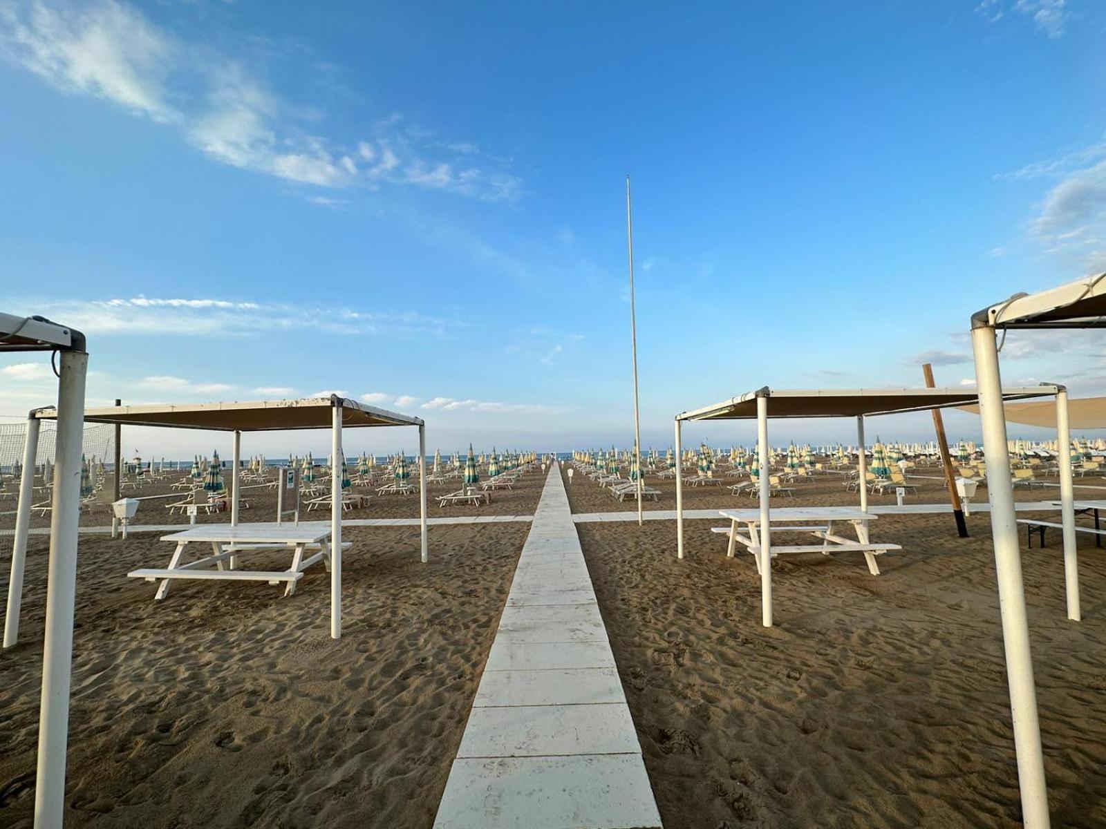 Hotel Neyra Beach 里米尼 外观 照片
